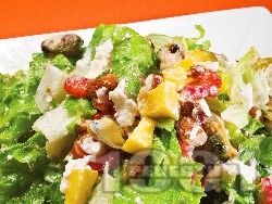 Зелена салата с миди, круши, ягоди и сирене бри - снимка на рецептата